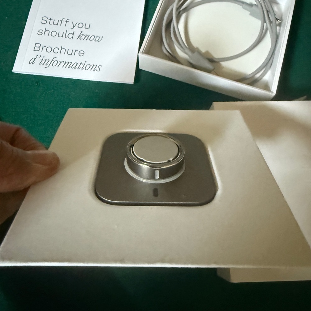 Oura Ring 4 Smart Ring Activity Tracker, in sliver color,in the box never use - Picture 6 of 9